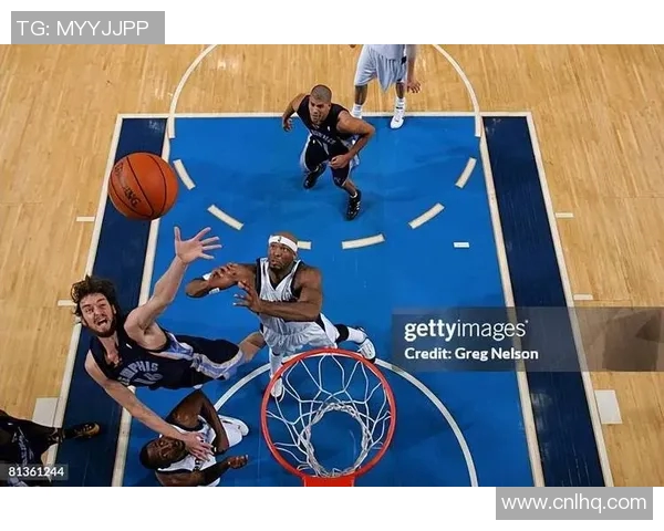 2013年NBA季后赛经典对决灰熊与快船的激烈较量与精彩瞬间回顾