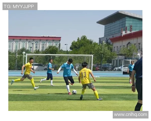 大连人对决重庆人激战正酣双方全力争胜展现足球激情与团队精神